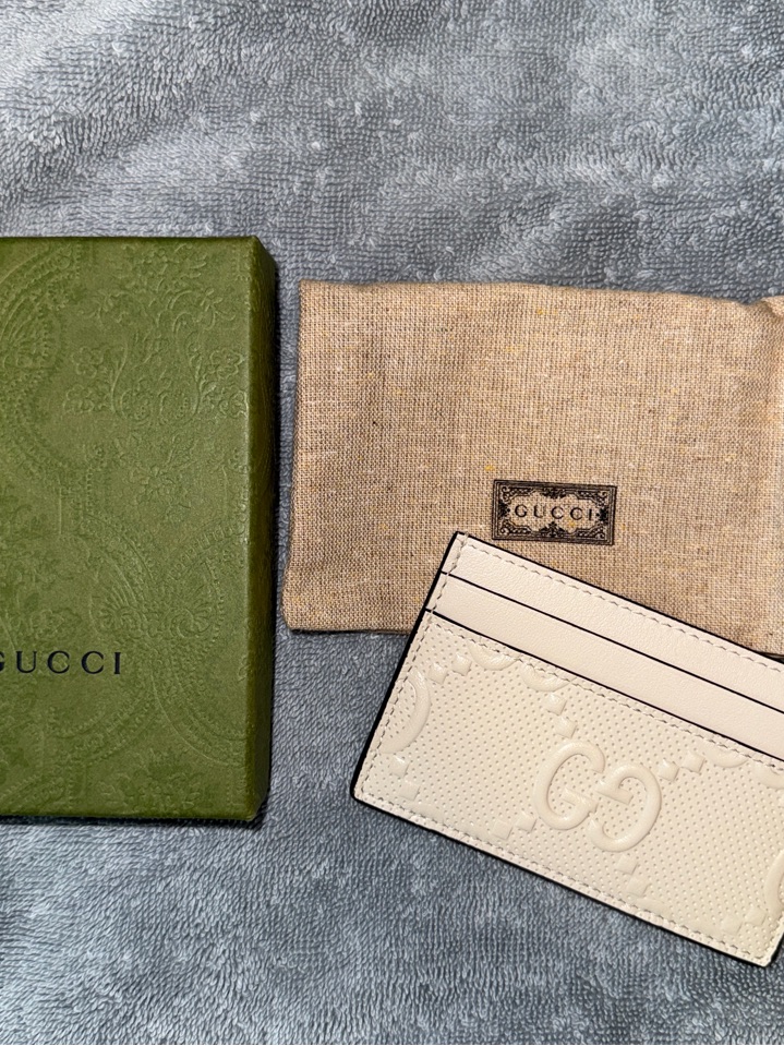 Gucci Cream Embossed Leather Card Holder With Green Box And Beige Dust Bag